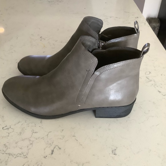 American rag grey “Ar Cadee”vegan leather boots zipper closure ankle boots Sz 10 - Picture 3 of 11